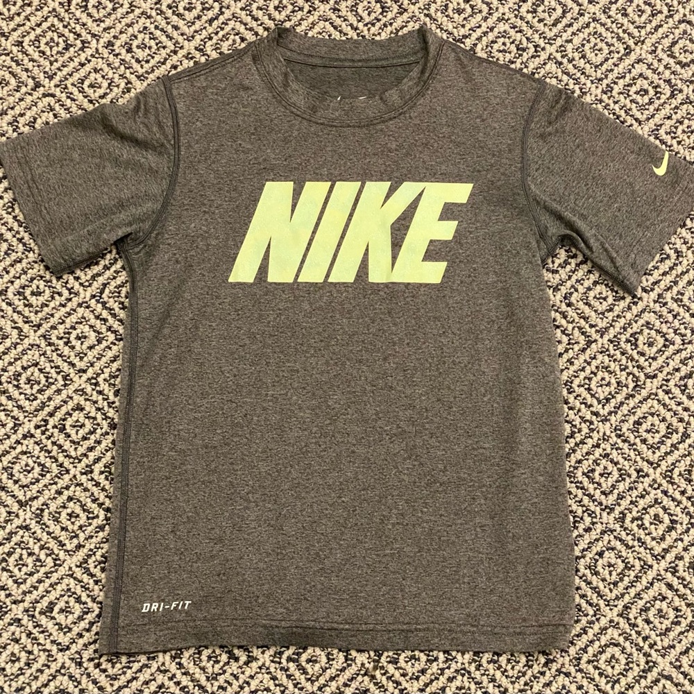 🎉 EUC! 🎉 Nike XS Dr-Fit Gray and Neón Yellow Short-Sleeve Shirt